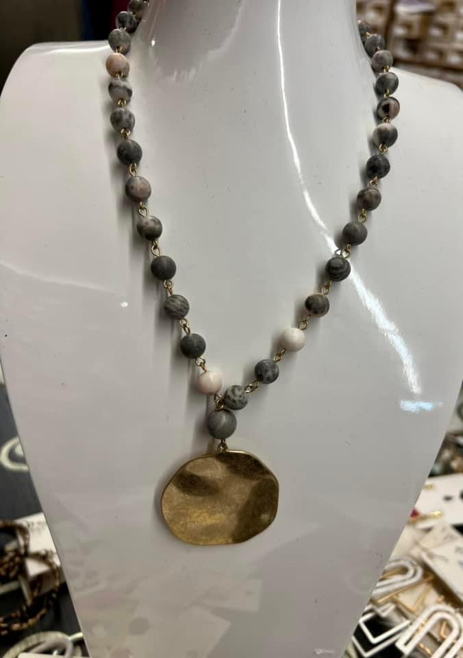 GRAY/WHITE/GOLD NECKLACE